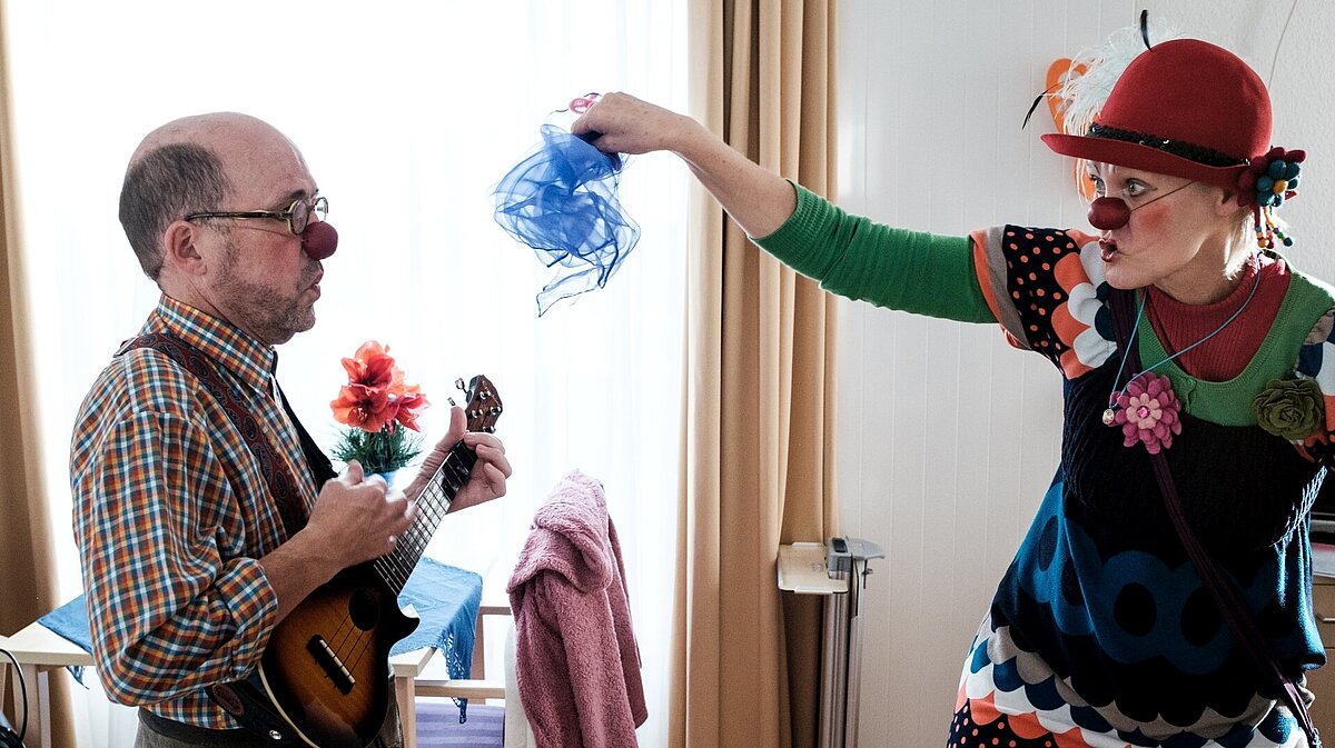 Suvan und Leela Schlund in Aktion: Als Klinikclowns wollen sie alten und kranken Menschen mittels Humor wieder Hoffnung und Lebensmut zu schenken. Bilder: Kai Kremser