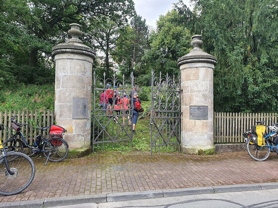 Das Eingangstor zum jüdischen Friedhof in Niedermarsberg bildet eine Thorarolle nach.