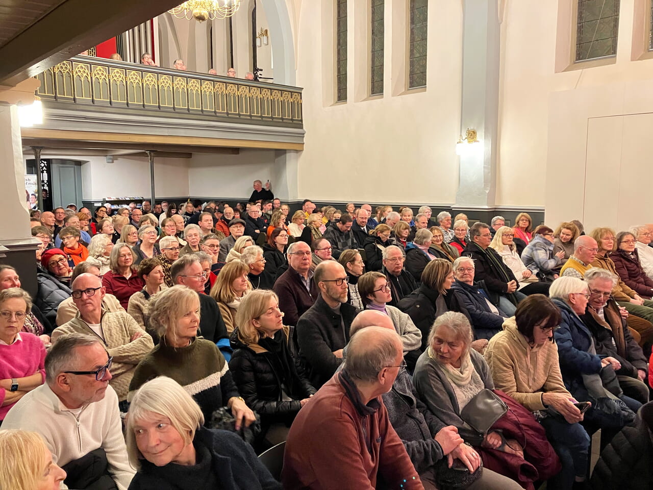 Bis über den letzten Platz hinaus war die Christuskirche „zwischen den Jahren“ aus Anlass der Irish Christmas Show gefüllt. Das Gotteshaus bewies dabei erneut seine Tauglichkeit als Konzerthalle.