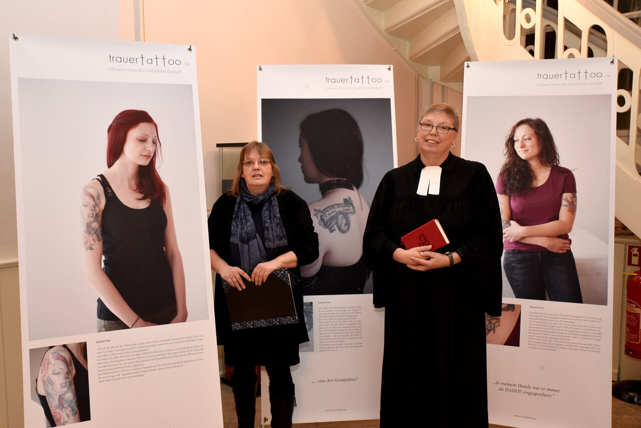 Susanne Schulze von der Evangelischen Erwachsenenbildung und Simone Pfitzer, Referentin für Seelsorge (im Alter), stellten in der Arnsberger Auferstehungskirche die Details zur Ausstellung „trauertattoo“ vor. Fotos: Frank Albrecht