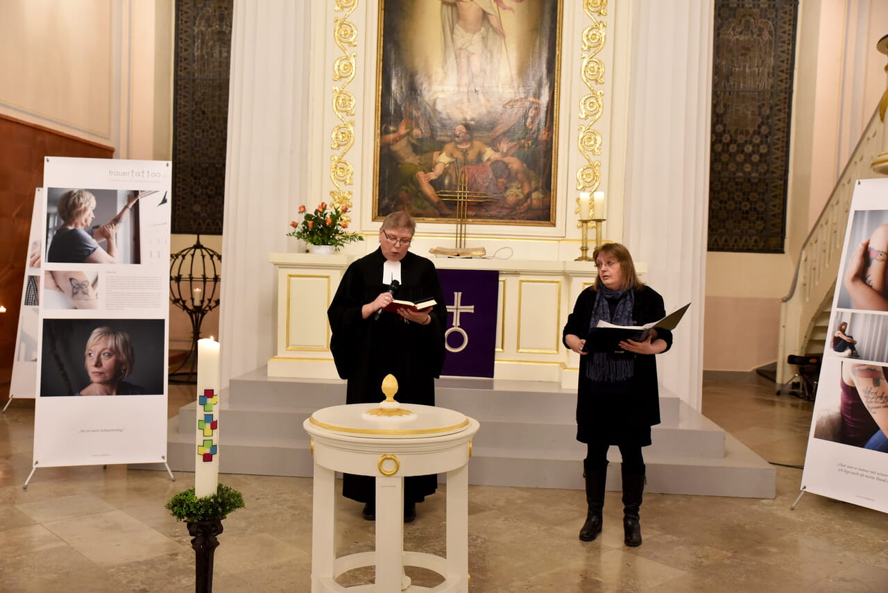 Die Ausstellung „trauertattoo“ wurde mit einem Gottesdienst in der Auferstehungskirche eröffnet, der von der Gemeindepädagogin Simone Pfizer und Susanne Schulze von der Evangelischen Erwachsenenbildung gemeinsam gehalten wurde.