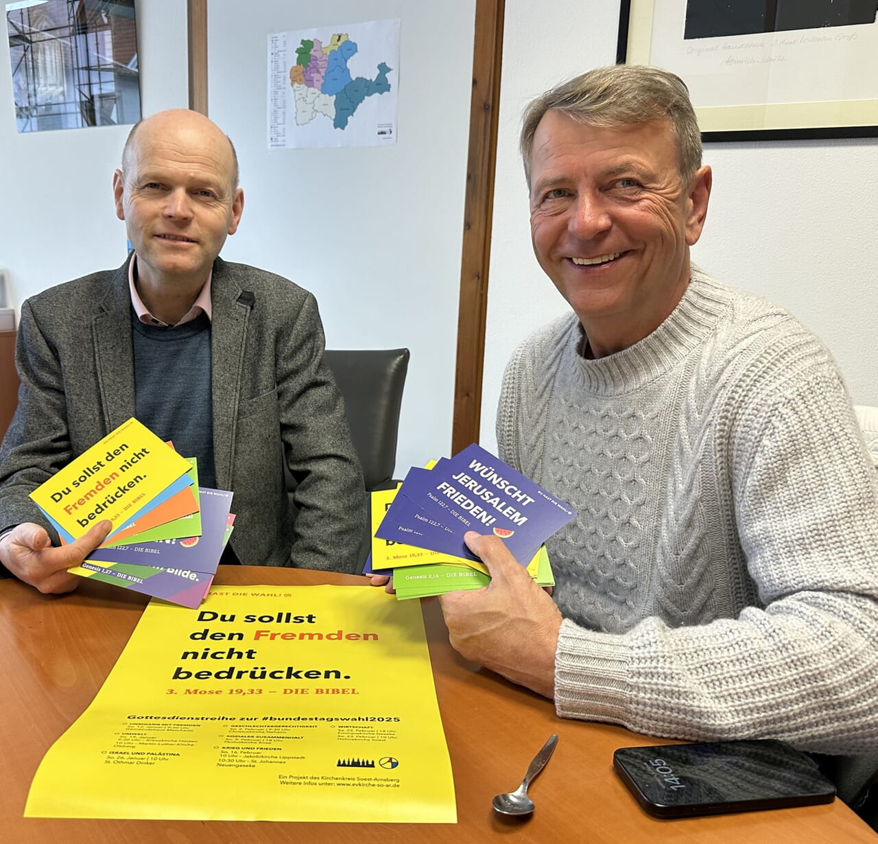 Mit einer Predigtreihe bezieht der Evangelische Kirchenkreis Soest-Arnsberg vor der Bundestagswahl Stellung. Superintendent Dr. Manuel Schilling (links) überreichte dem Landtagsabgeordneten Christof Rasche Postkarten mit den Predigtthemen. Foto: Hans-Albert Limbrock