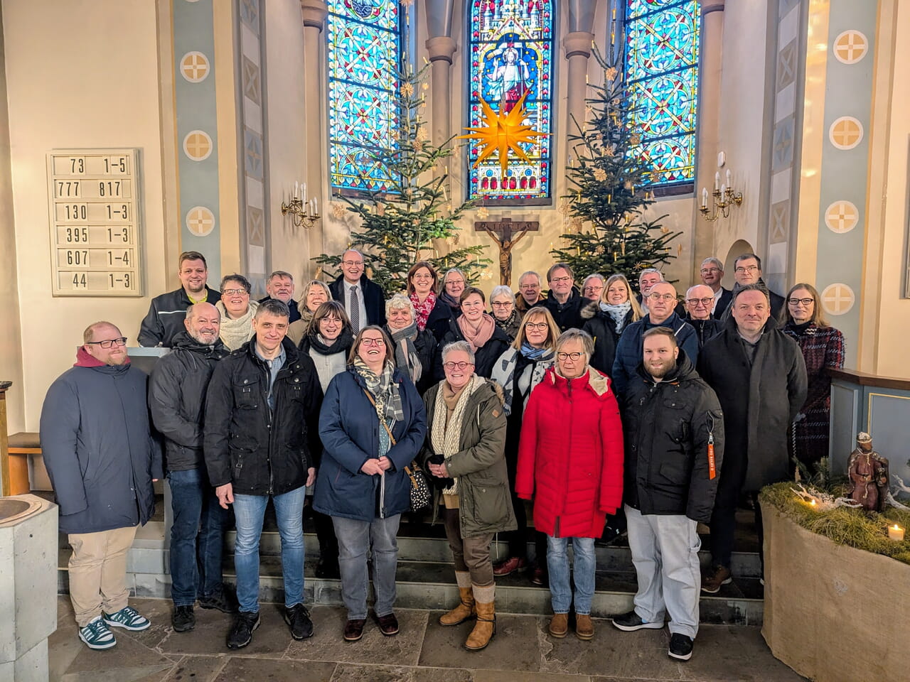 Beschlüsse gefasst – nach dem Gottesdienst und der Beschlussfassung versammelten sich die Presbyterien der drei Kirchengemeinden im Altarraum der Emmauskirche Marsberg (Fotos: Julie Riede)