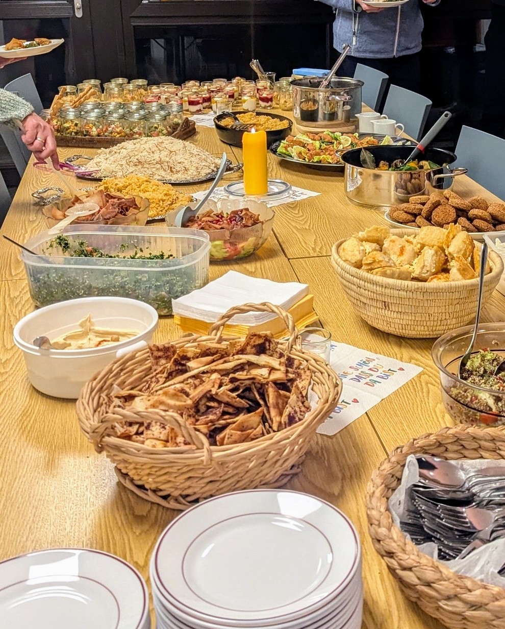 Die Schutzsuchenden im Kirchenasyl bedankten sich bei den Ehrenamtlichen mit einem üppigen internationalen Buffet