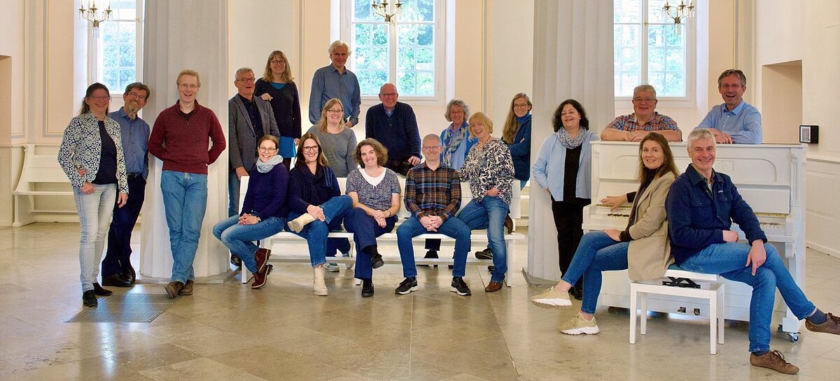 Seit etwas mehr als einem Jahr leitet Kirchenmusikdirektor Gerd Weimar (stehend, rechts) das Vokalensemble Canteremo.