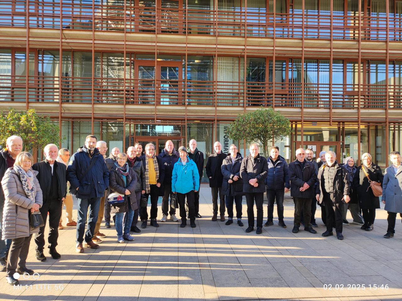 Aufstellen fürs Gruppenfoto: es war ein spannender und lehrreicher Ausflug zu der religiösen Begegnungsstätte „Blaue Moschee“, da waren sich alle Teilnehmerinnen einig.