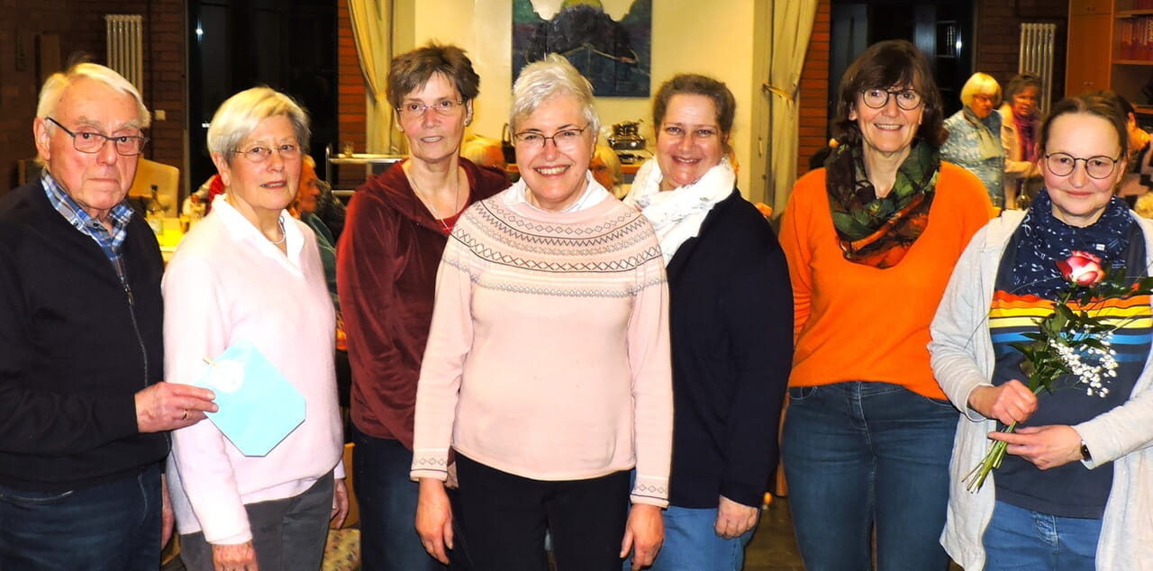 Der Vorstand der Kantorei blickt optimistisch in die Zukunft. Von links Manfred Potthast (Reiseorganisator), Ulrike Kipp (scheidende Schriftführerin), Susanne Van De Wall (neue Schriftführerin), Ruth Tide (erste Vorsitzende), Ute Laumeier (zweite Vorsitzende), Helge Fortmeier (Kassiererin),und Barbara Bartsch (Chorleiterin). Foto: Grün