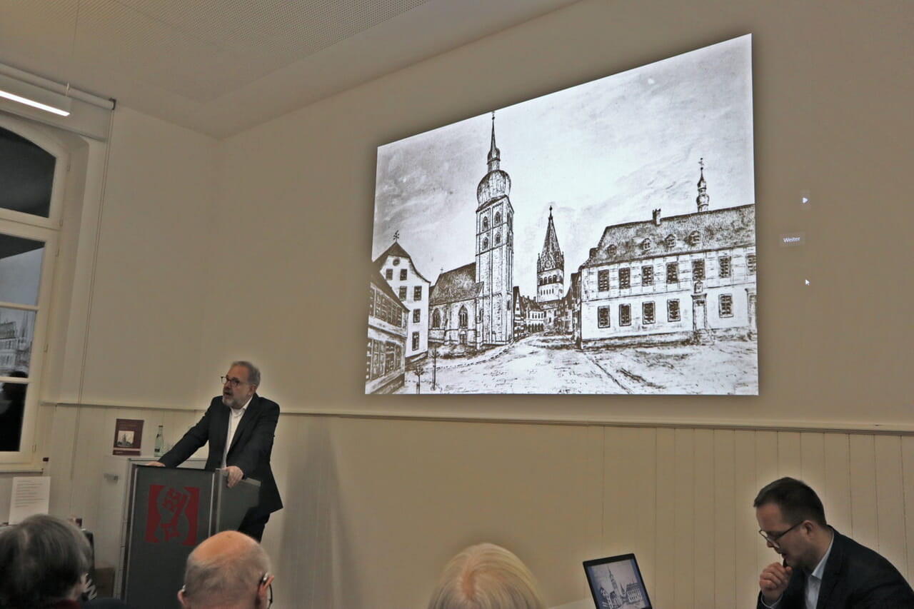 Soester Marktkirche St. Georgii wurde 1823 abgerissen. Aus ihren Steinen wurde am selben Ort danach das Gesellschaftshaus „Ressource“ erbaut. Fotos: Klaus Bunte