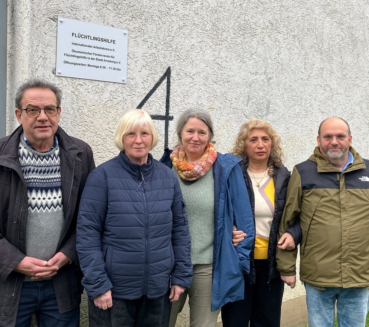 Wolfgang Faber, Irene Sommer, Gabi Röhrig, Shahin Kiumarssi und Albert Pfitzer vom Ökumenischen Förderverein für Flüchtlinge in der Stadt Arnsberg e.V. stellten jetzt die Arbeit der Beratungsstelle in Hüsten für das Jahr 2024 vor. Fotos: Frank Albrecht