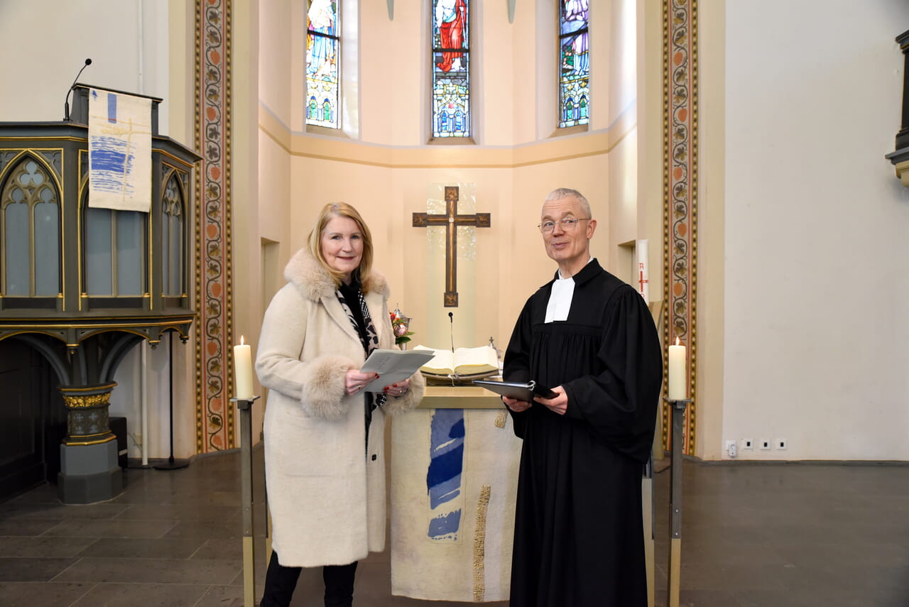 Petra Blesel, Gleichstellungsbeauftragte der Stadt Arnsberg, und Pfarrer Dr. Udo Arnoldi aus der Evangelischen Kirchengemeinde Neheim tauschten im Gottesdienst unter dem Thema „#bundestagswahl2025“ ihre Positionen und Gedanken zur Geschlechtergerechtigkeit aus.(Fotos: Frank Albrecht)