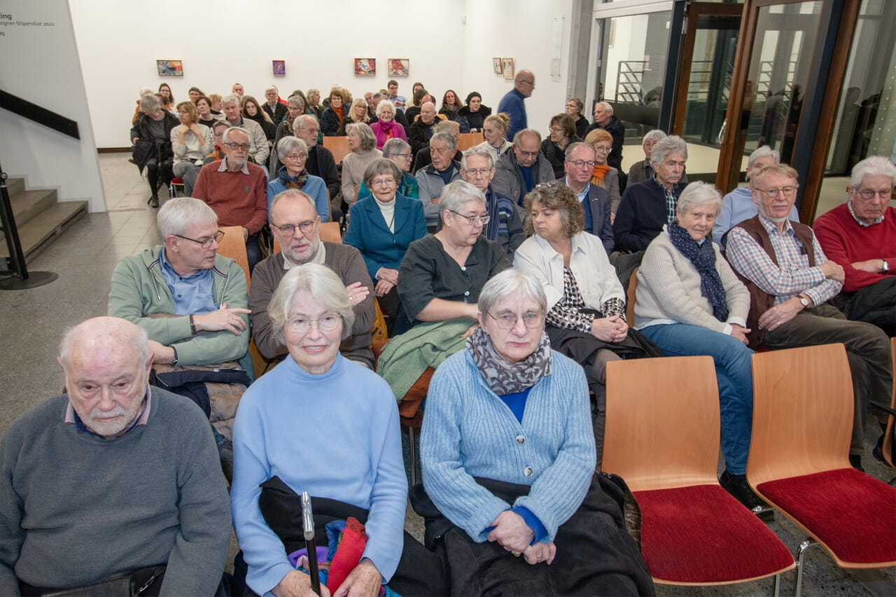 Rund hundert Interessierte verfolgten den Meinungsaustausch der beiden Experten auf dem Podium.