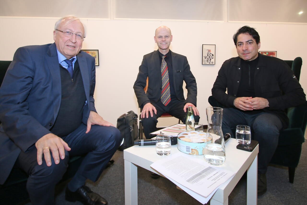 Professor Dr. Hans-Peter Großhans (links) und Professor Dr. Mouhamad Korchide (rechts) sprachen über Christentum, Islam und den Staat. Superintendent Dr. Manuel Schilling moderierte. Fotos: brü