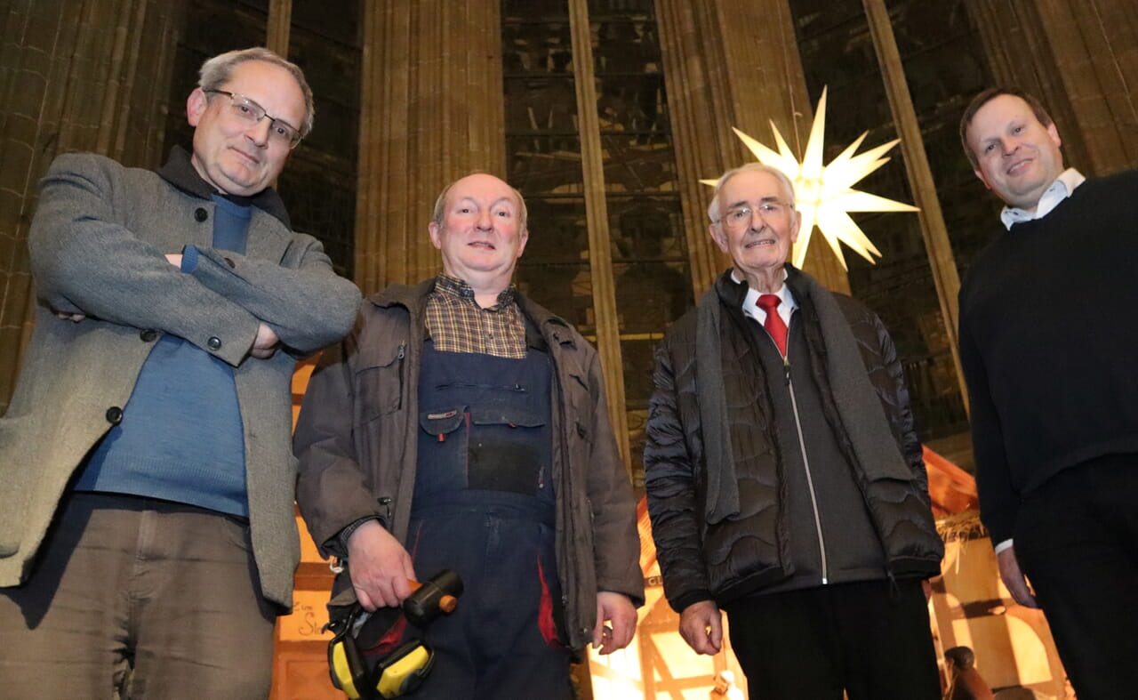 Zufriedene Gesichter nach der Filmpremiere: Pfarrer Christian Casdorff (links) hatte die Idee, den Film öffentlich zu machen, den Kurt Hilgenstein (Zweiter von rechts) über Günter Bönner (Zweiter von links) und Martin Hufelschulte gedreht hat. Fotos: Klaus Bunte