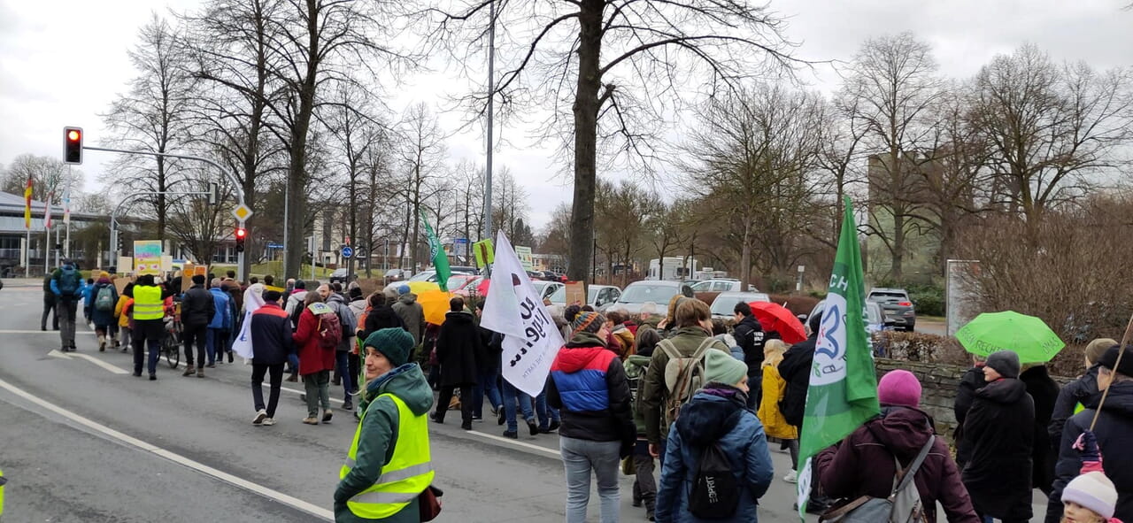 Rund um den Innenstadtkern führte die Route der Klimastreikenden und legte teilweise kurzfristig den Verkehr lahm, wie hier an der Kreuzung gegenüber der Stadthalle zu sehen