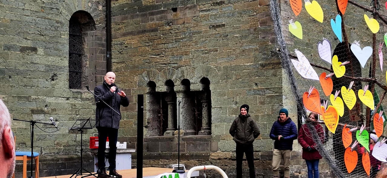 Superintendent Dr. Manuel Schilling betonte in seiner Rede auf dem Petrikirchhof die Wichtigkeit des Klimaschutzes für die Gegenwart und die Zukunft der nachfolgenden Generationen. Fotos: Markus Kaulbars