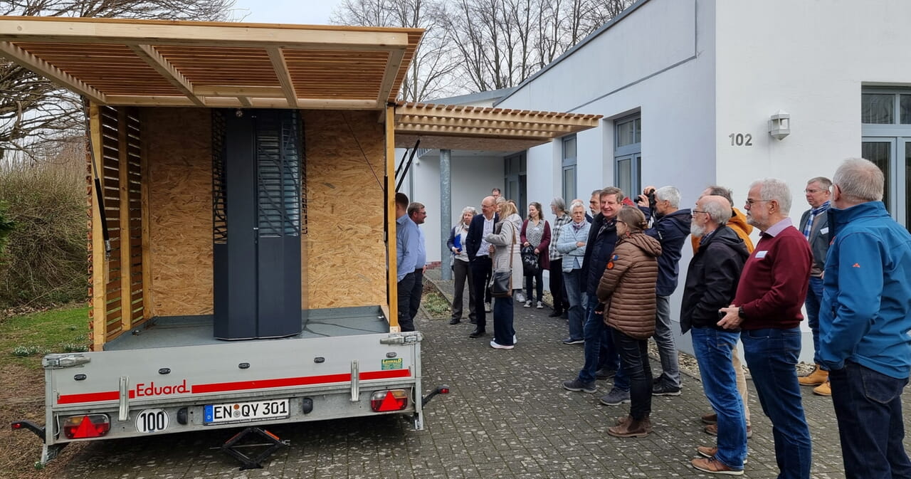 Der Aufbau des Demonstrators und die dezidierte Vorstellung der LAMDA Wärmepumpe durch die Fa. RERA brachte den Interessierten viele Erkenntnisse für die zukunftsorientierte klimafreundliche Technologie. Fotos: Julie Riede