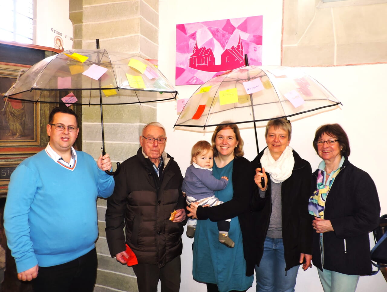 Tim Laumeier, Manfred Potthast, Pfarrerin Anika Prüßing, Almut Langemeyer und Gudrun Tüttelmann (von links) spannten die Wünscheschirme auf. Fotos: Rotraud Grün