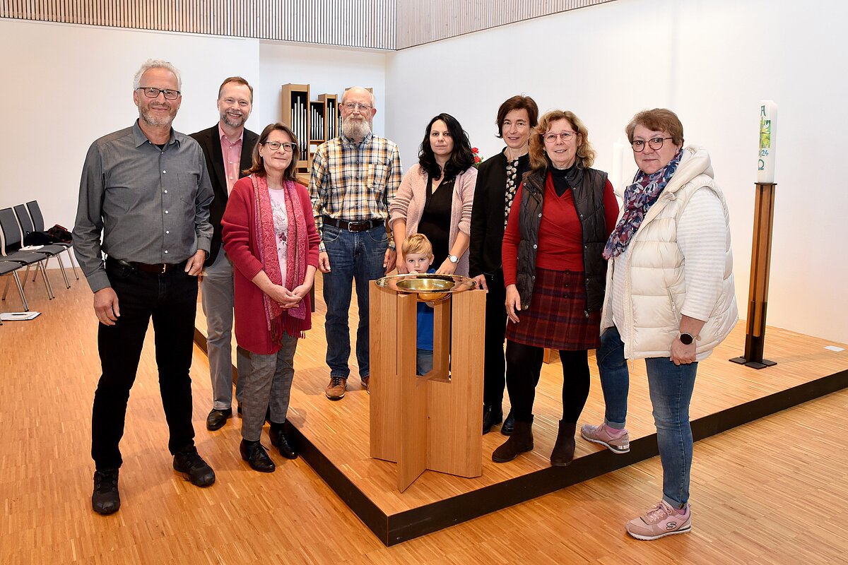 Pfarrer Martin Vogt (2.v.li.) und Presbyteriumsvorsitzender Roland Harpeng (4.v.li.) stellten zusammen mit Pfarrerin Gaby Hirsch und im Beisein anderer Mitglieder des Presbyteriums die geplanten Veränderungen für die Gemeinde vor. Foto: Frank Albrecht