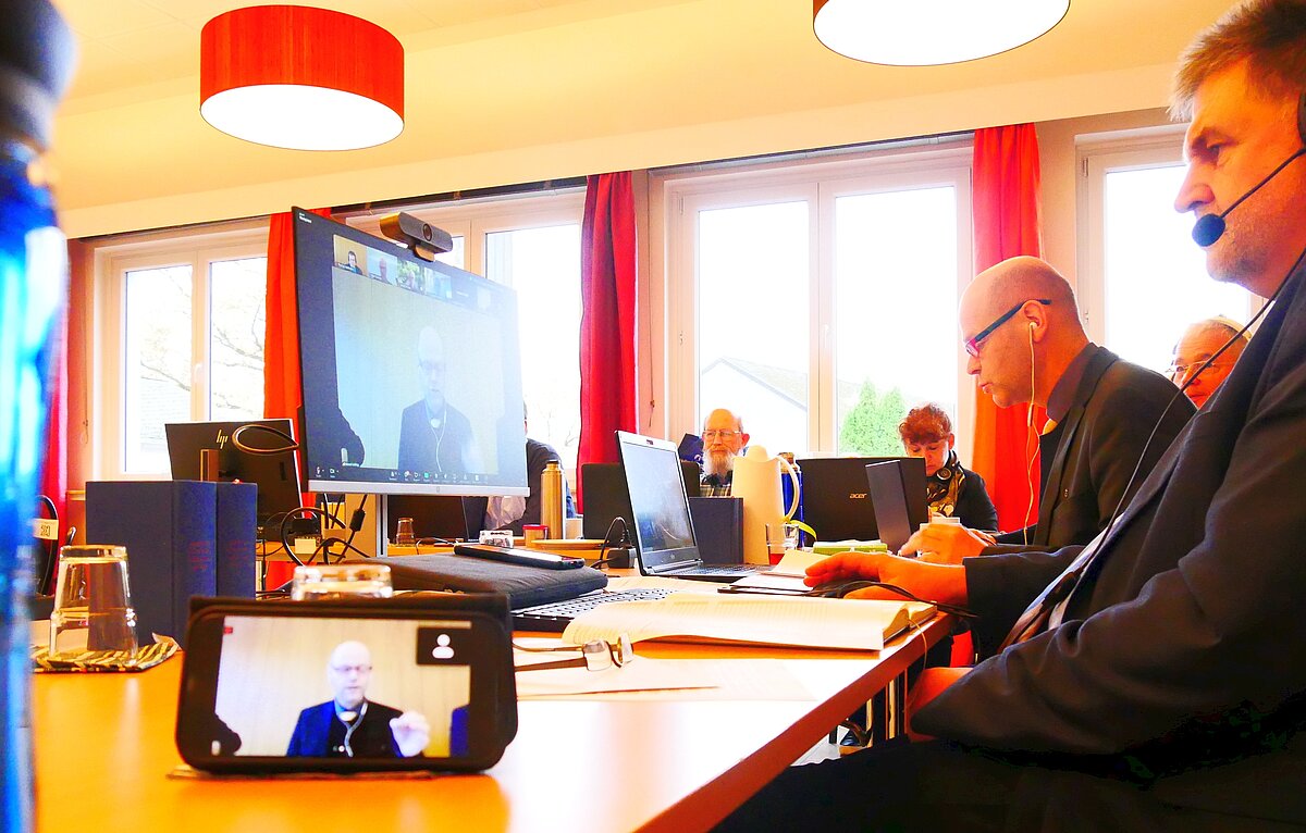 Im Wickeder Gemeindehaus kam der Kreissynodalvorstand um Superintendent Dr. Manuel Schilling und Synodalassessor Thomas Hartmann zusammen. Die übrigen über einhundert Synodalen waren per Zoom zugeschaltet. Fotos: Hans-Albert Limbrock