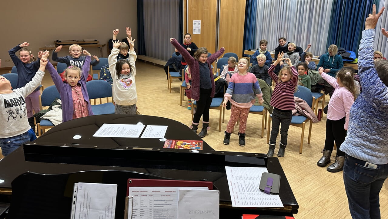 Kinder lieben Musik – wie vielfältig man Musik einsetzen kann, zeigt ein Workshop im Hohne-Gemeindehaus. Foto: Hans-Albert Limbrock