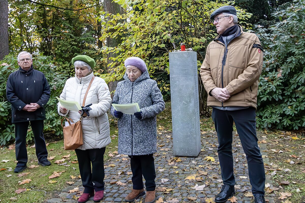 Alexandra Khariakova (links) und Irina Teplytska von der Liberalen jüdischen Gemeinde aus Unna tragen das Kaddisch, eines der wichtigsten jüdischen Gebete, in aramäischer Sprache vor. Fotos: Thomas Brüggestraße