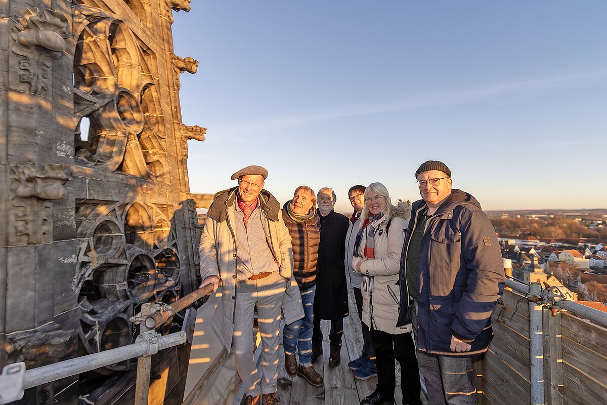 Jürgen Prigl und Gäste bei der Turmbesichtigung auf dem Nordturm vor der Versammlung. Fotos: Thomas Brüggestraße