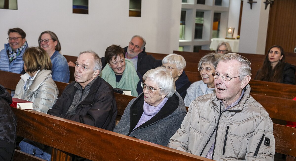 Interessiert verfolgten die Gemeindeglieder die Änderungen, die die neue Gottesdienstordnung mit sich bringt. Fotos: Toni Nitsche