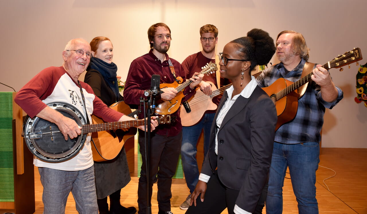 Die Band „Gospel Spontan“ mit der Gospel-Sängerin Divine Malonga brachte seinem Publikum amerikanische Bluegrass-Musik und echte Gospel-Songs in der Sunderner Lukas-Kirche näher. (Fotos: Frank Albrecht)