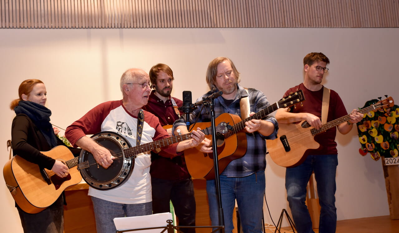 Ungewöhnliche Musik auf allen Saiten – die Band „Gospel Spontan“ überzeugte ihr Publikum mit einer großen Bandbreite amerikanischer Bluegrass-Musik und spirituellen Texten von Liebe, Tod und Versagen.