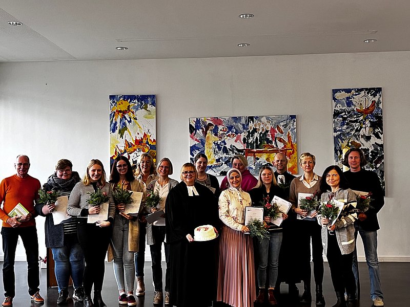 Stolz zeigen die 11 Erzieherinnen und Erzieher ihre Abschlusszertifikate der religionspädagogischen Langzeitfortbildung vor. Foto: Diana Junker-Thiemann