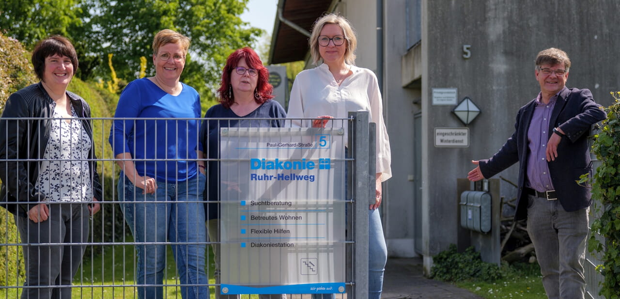 Willkommen am neuen Standort! Freuen sich über den geschafften Umzug: (vlnr) Kristin Häussler, Astrid Eichler, Hildegard Bergmann-Roick, Stefanie Gernhold und Pfarrer Christoph Lichterfeld.