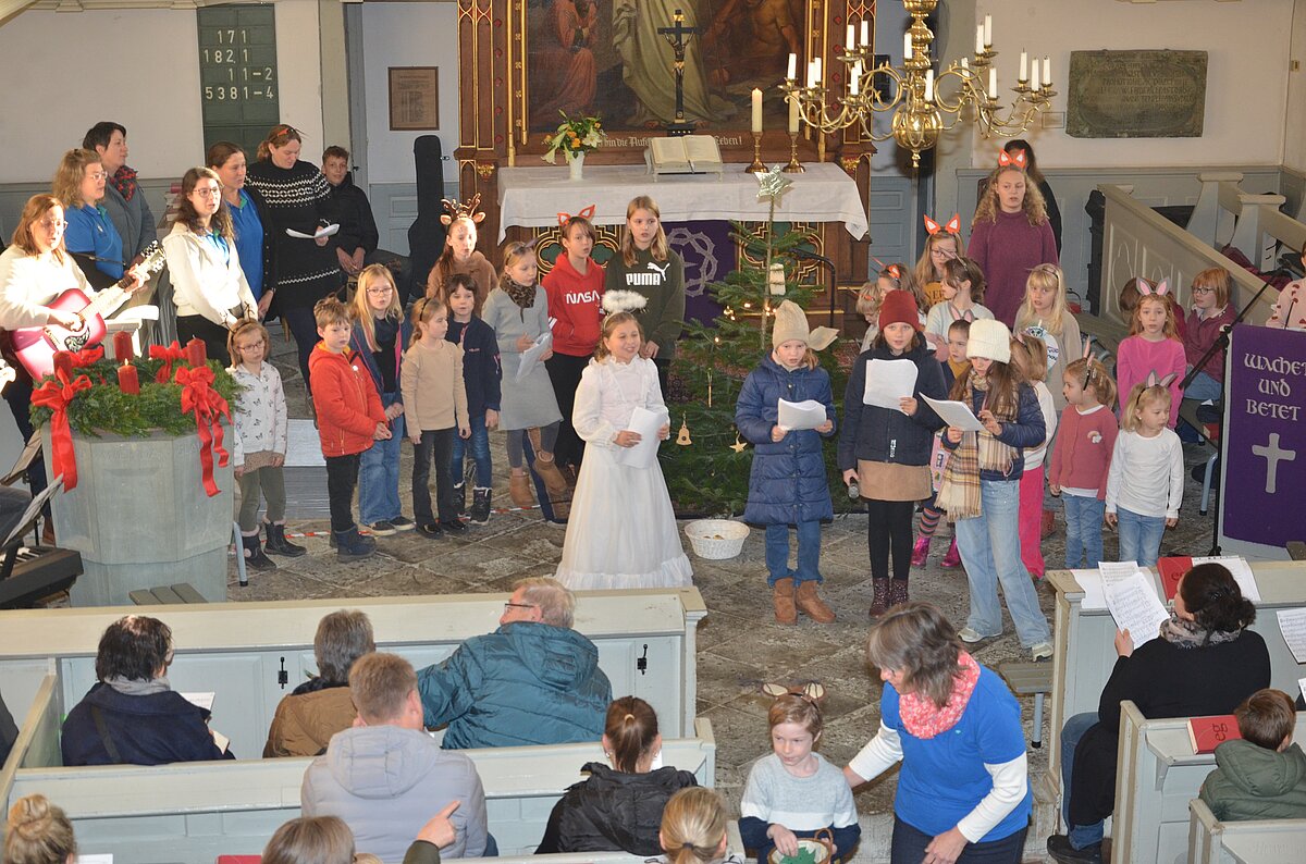 Vorweihnachtliche Stimmung zauberten die Kinder in die Kirche von Borgeln. Foto: Josef Holthoff