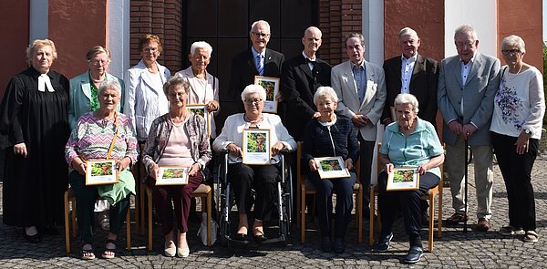 Teilnehmer der Gnadenkonfirmation: (v.li untere Reihe) Edith Wolff, Hannelore Vogt, Liselotte Fisch, Almuth Rochhausen, Helga Dierkschneider. Obere Reihe v.li.: Pfarrerin Kröger, Marita Remmert, Renate Kleinewalter, Margret Wied, Horst Bentler, Walter Noebe, Georg Samhammer, Dieter Butterweck, Walter Brand, Edeltraud Schäfer.