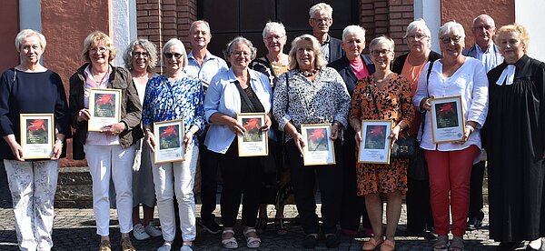 Teilnehmer an der Gold- und Diamantenen Konfirmation: (v.li) Anette Kötter, Annette Karthaus, Martina Perschätzke, Astrid Graefe, Dieter Hornig, Judith Schüngel, Annegret Barkey, Cornelia Schulte, Peter Roloff, Heike Niggemeier, Heike Schmidt, Iris Walter, Ursula Hornig, Jürgen Brand, Pastorin Kröger.