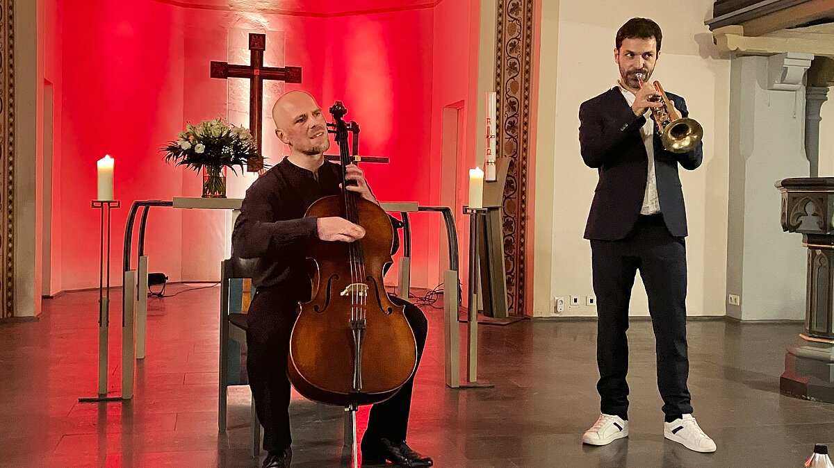 Marcus Rust und Christian Grosch spielten als „Duo Zia“ bei einem eher ungewöhnlichen Konzert in der Neheimer Christuskirche zu der selbst vorgetragenen Textauswahl aus der Bergpredigt.