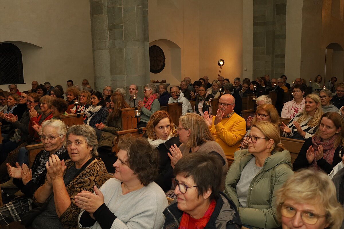 Eine vollbesetzte Kirche war eindrucksvoller Beweis, dass die Veranstalter mit der Autorenlesung eine gute Wahl getroffen hatten. Fotos: Sandra Goerdt-Heegt